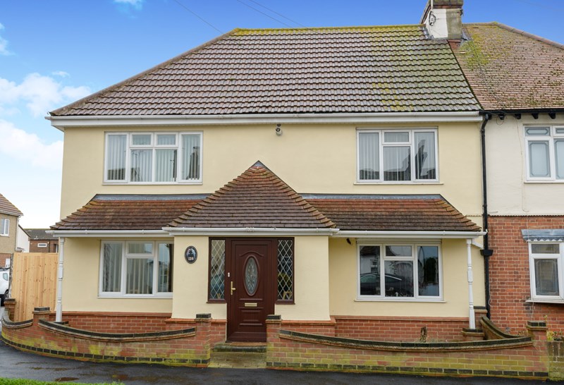 New Road, Great Wakering, SS3 0AS Hunt Roche