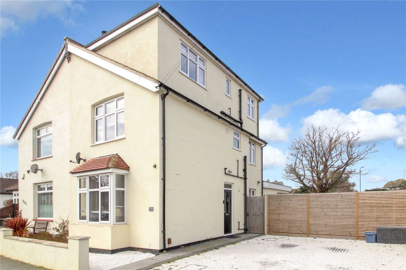 Elmsleigh Drive, LeighonSea, Essex, SS9 4JP Hunt Roche