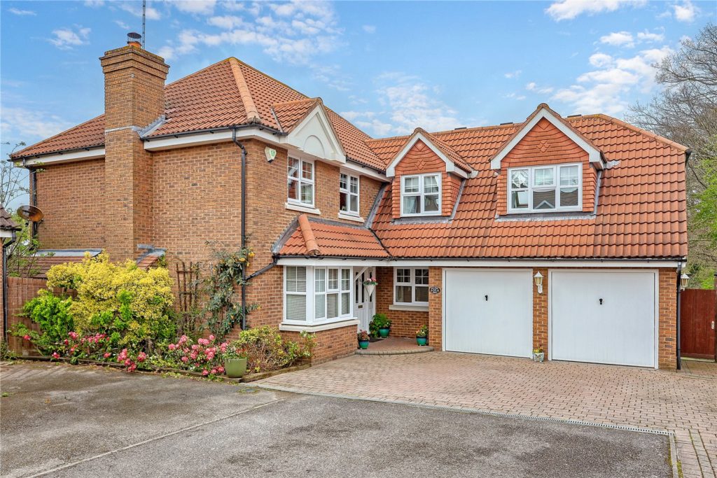 Hillside Road, Eastwood, LeighonSea, Essex, SS9 5DQ Hunt Roche