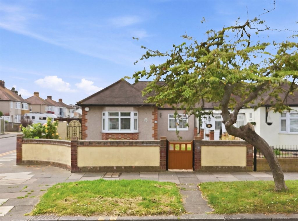 Oakengrange Drive, Southend-on-Sea, Essex, SS2 6RE