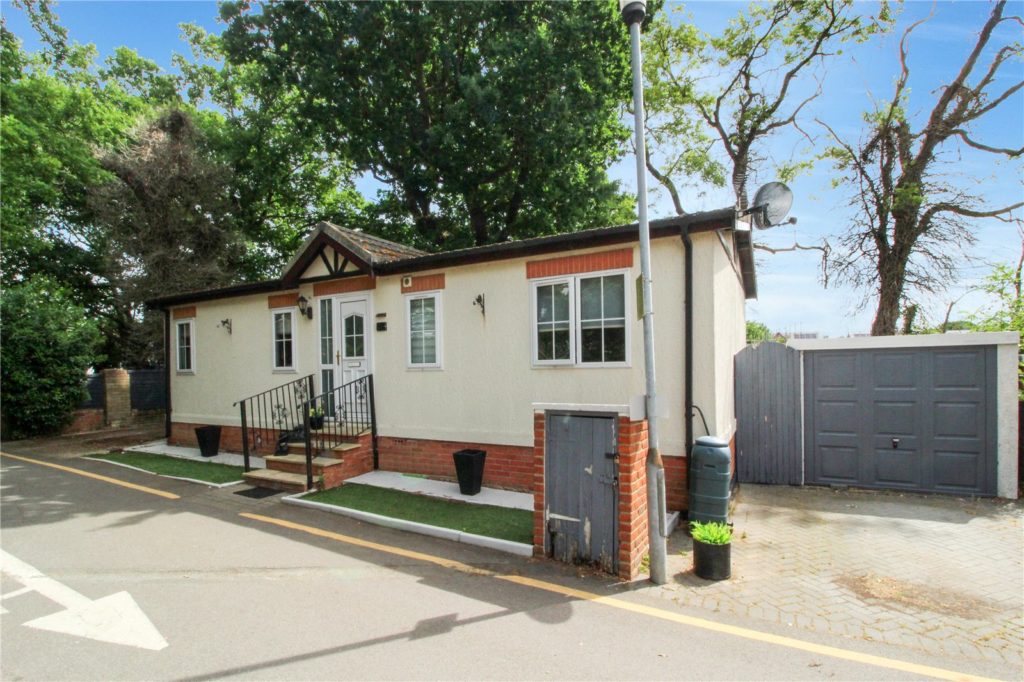 Main Road, Kingsleigh Park Homes, Benfleet, Essex, SS7 3QH