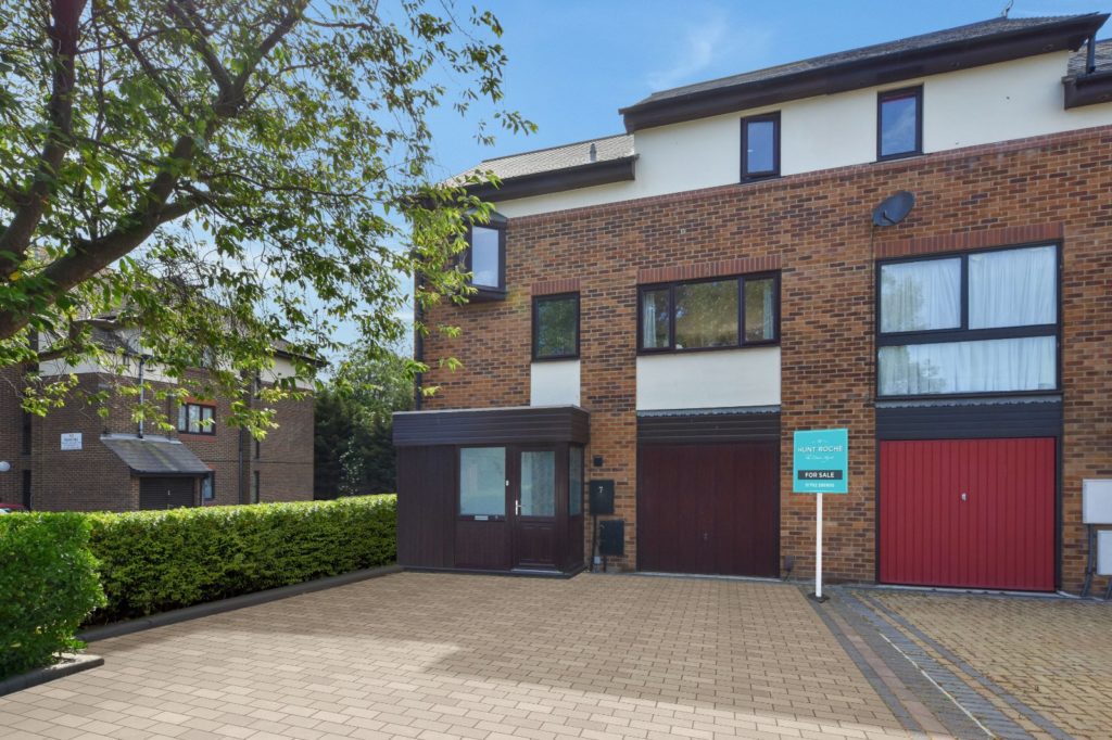 Rosewood Lane, * Close To East Beach & Railway *, Shoeburyness, Essex, SS3 9EW