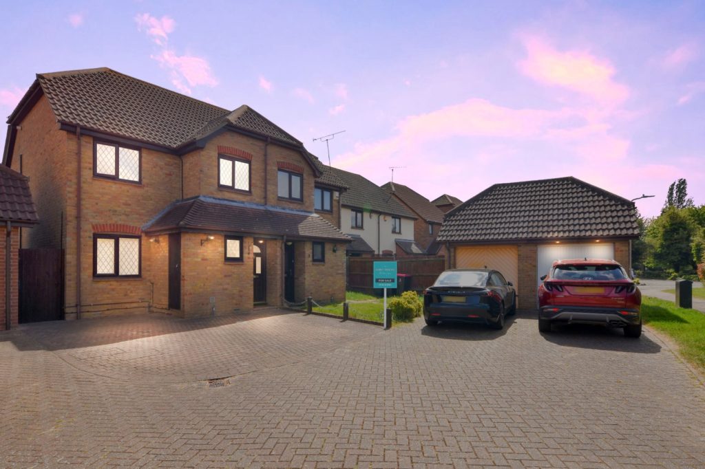 Shillingstone, Bishopsteignton Location, Shoeburyness, Essex, SS3 8BY