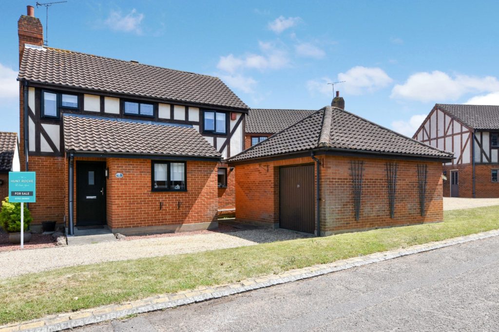 Dalwood, ** Bournes Green School Catchment **, Shoeburyness, Essex, SS3 8UP