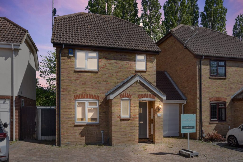 Shillingstone, Bishopsteignton Location, Shoeburyness, Essex, SS3 8BY
