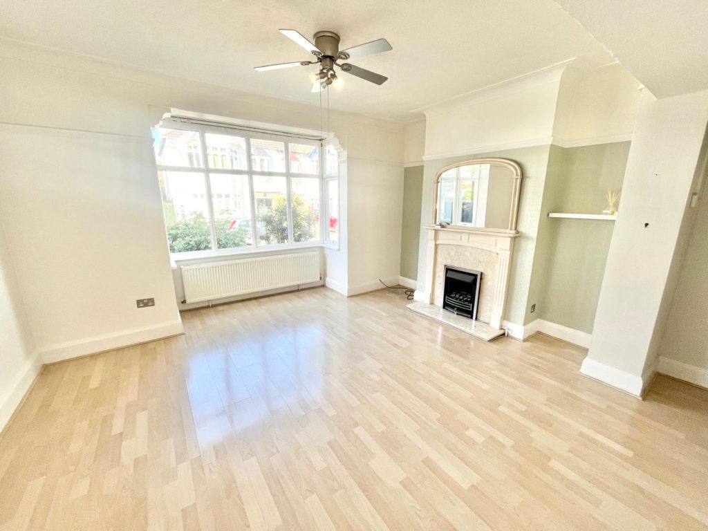 Leighton Avenue, Leigh-on-Sea, Essex, SS9 1QA