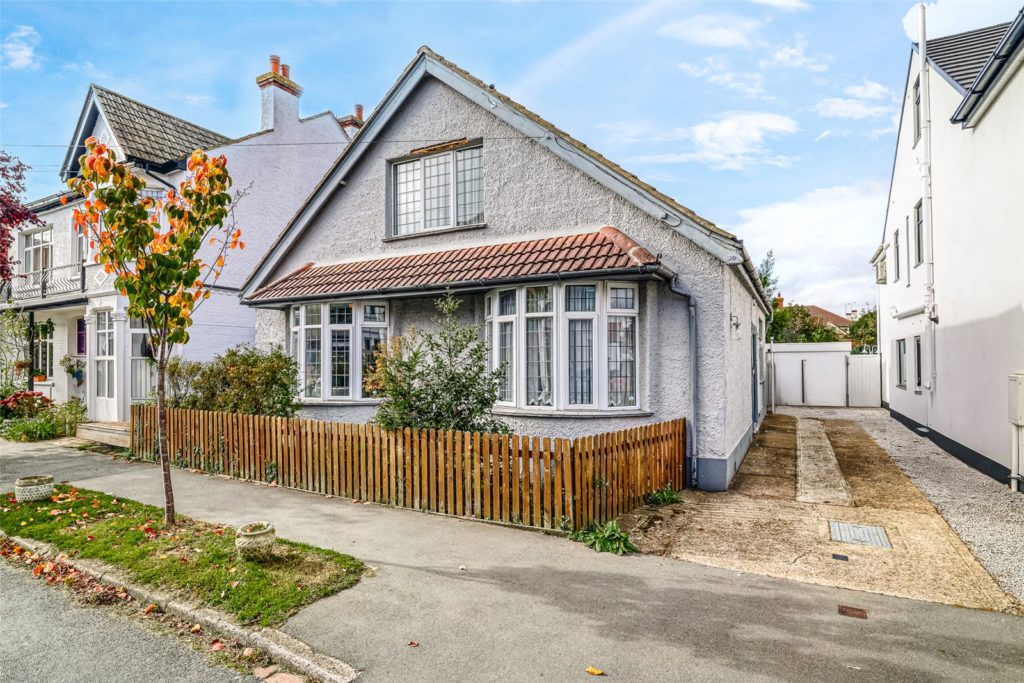 Sandleigh Road, Leigh-on-Sea, Essex, SS9 1JT