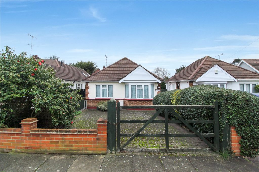 Essex Gardens, Leigh-on-Sea, Essex, SS9 4HG