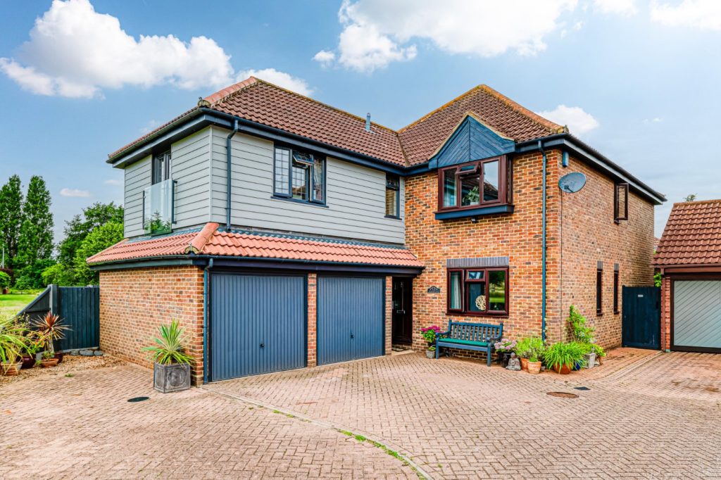 Chertsey Close, North Shoebury, Shoeburyness, Essex, SS3 8YH