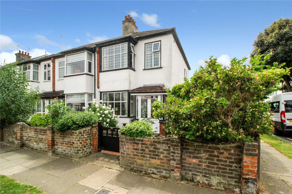 Glenbervie Drive, Leigh-on-Sea, Essex, SS9 3JU