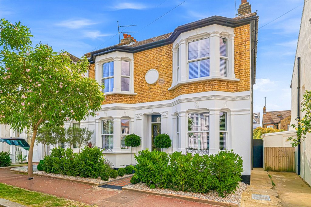 Dundonald Drive, Leigh-on-Sea, Essex, SS9 1NA